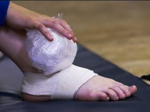 Cách xử lý chấn thương cổ chân khi chơi cầu lông